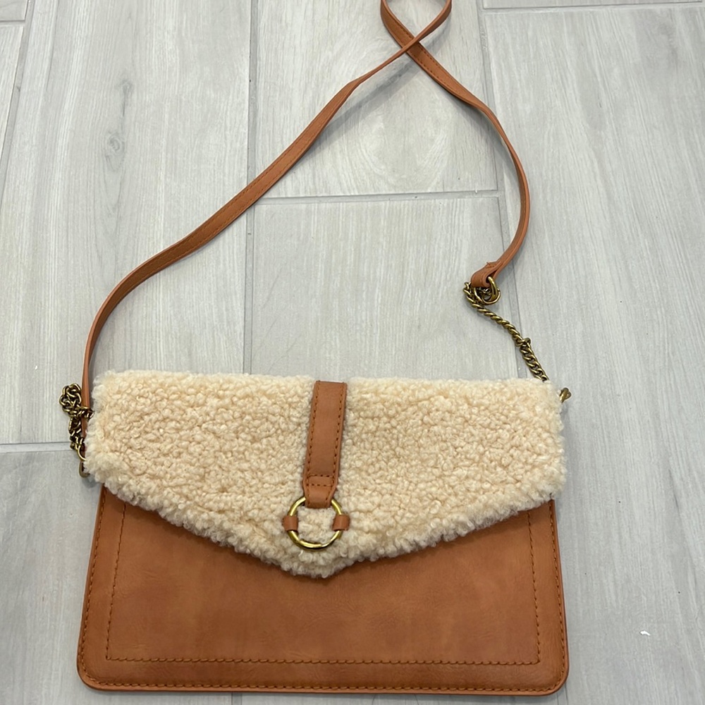 Universal thread furry clutch with strap